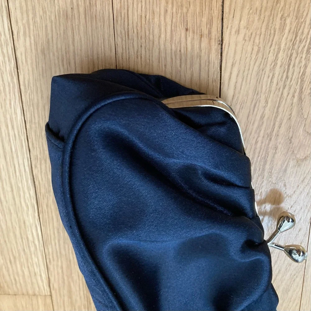 NWOT Jessica McClintock Silk evening clutch purse w/drop in silver chain